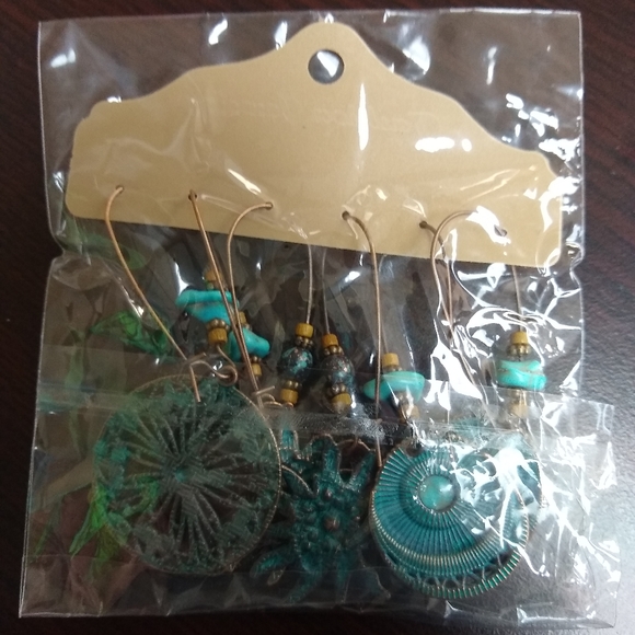 Set of three dangle earrings. - Picture 2 of 4